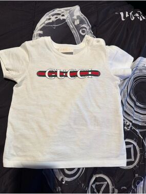 Gucci White Kids Logo Tee Size 12/18 months unisex worn once